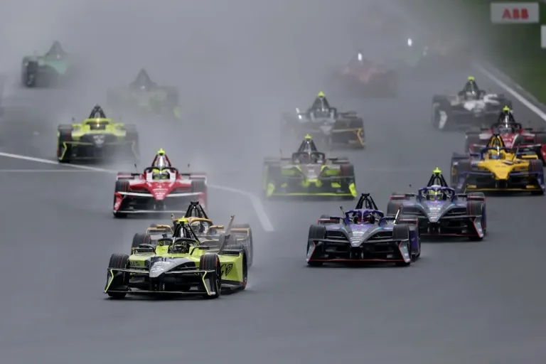 Tokyo E-Prix 2026 preview image showing Felipe Drugovich leading the Formula E field into Turn 1 at the start of the Shanghai E-Prix © Zhe Ji/LAT Images