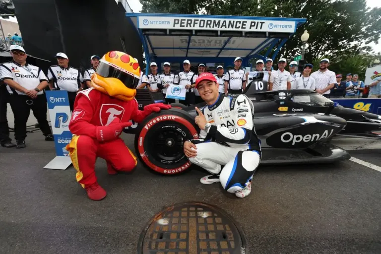 Freedom 250 IndyCar Qualifying – Alex Palou with Firehawk beside the No. 10 Chip Ganassi Racing Honda in Washington, D.C. © Penske Entertainment: Joe Skibinski